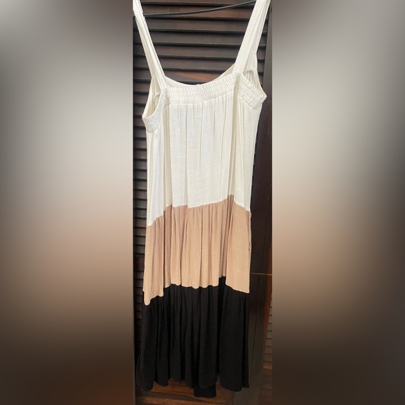 Beautiful Mid Dress Tri-Color. - Picture 6 of 10